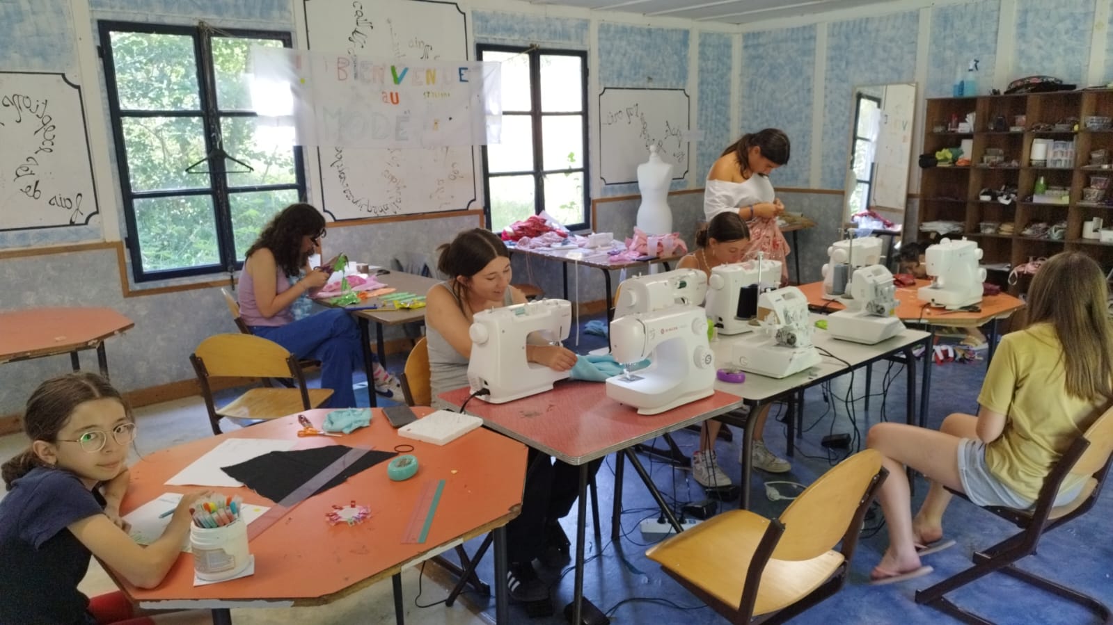 Jeunes créateurs de mode réalisant des patrons lors d'un séjour créatif