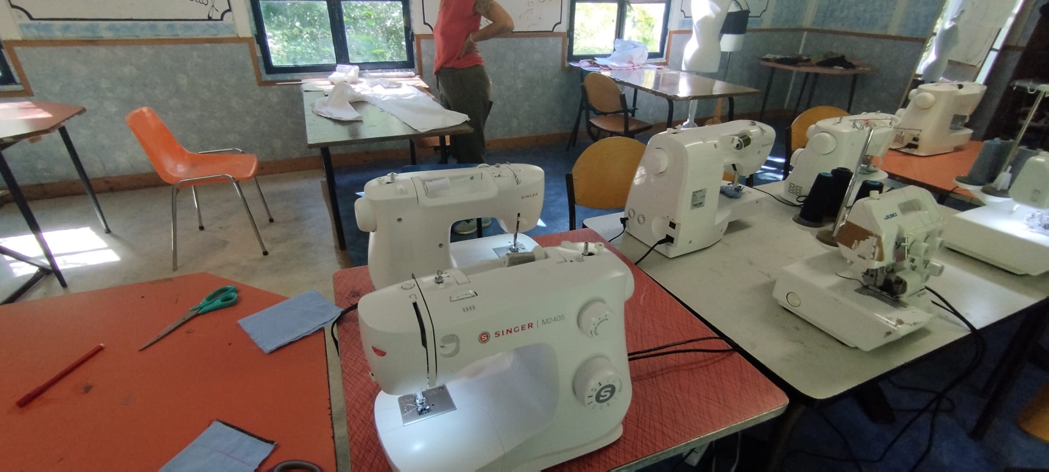 Atelier machine à coudre pour enfants durant un camp stylisme gocolo