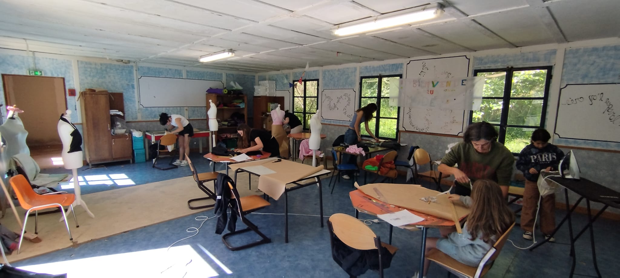 Enfants manipulant une machine à coudre lors d'un camp créatif gocolo