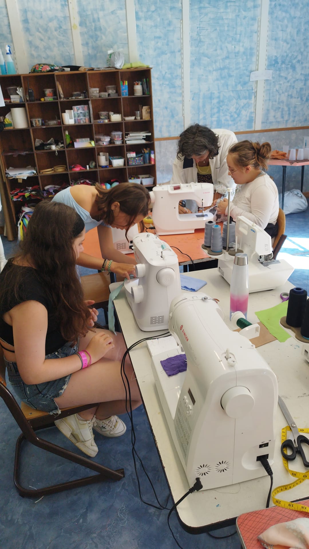 Groupe d'apprentis couturiers réalisant leurs modèles en stage stylisme