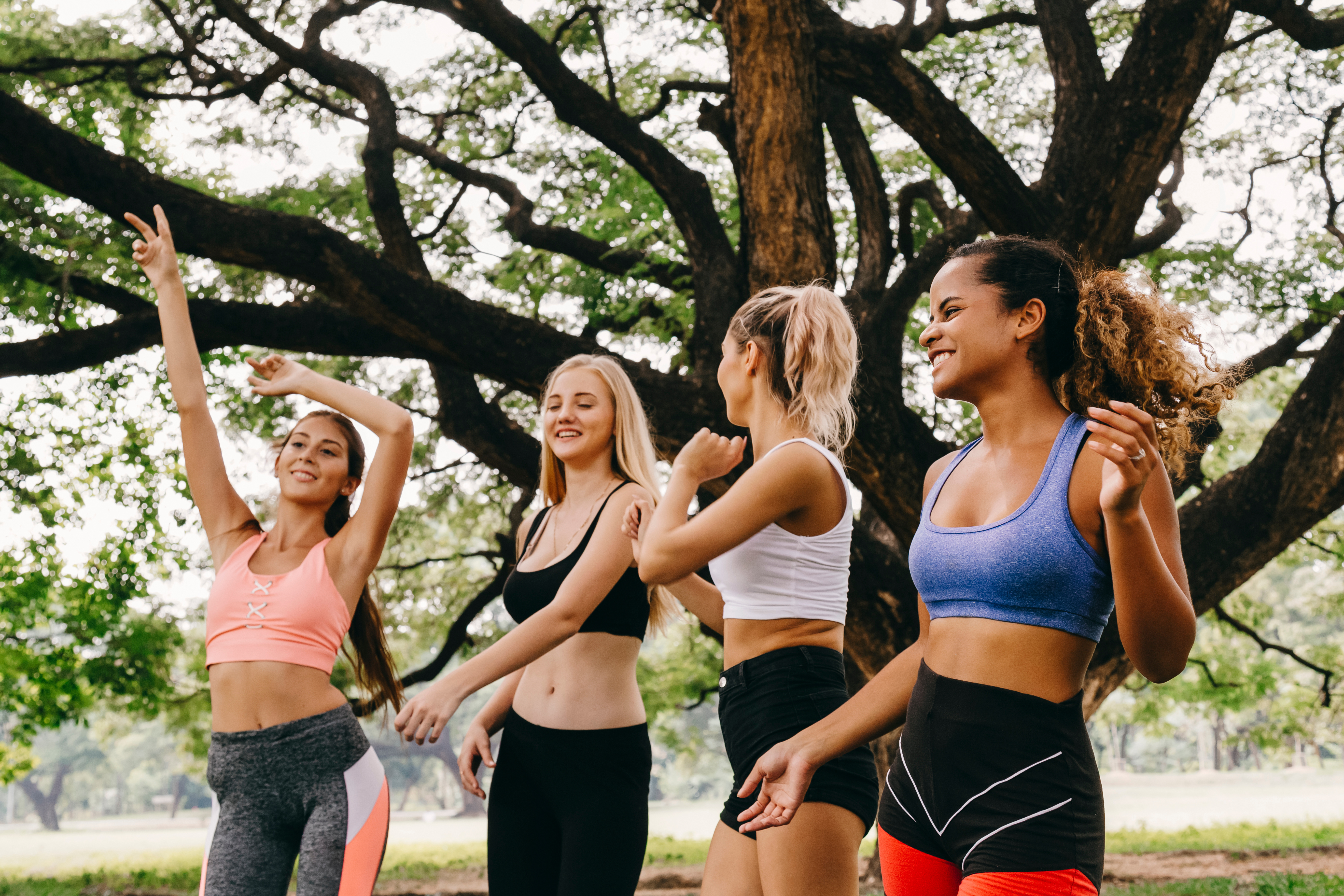 Jeunes participants s'échauffant avant la danse en stage gocolo