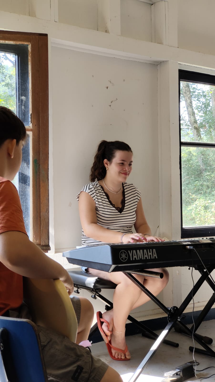Jeunes musiciens répétant en groupe lors d'un séjour créatif