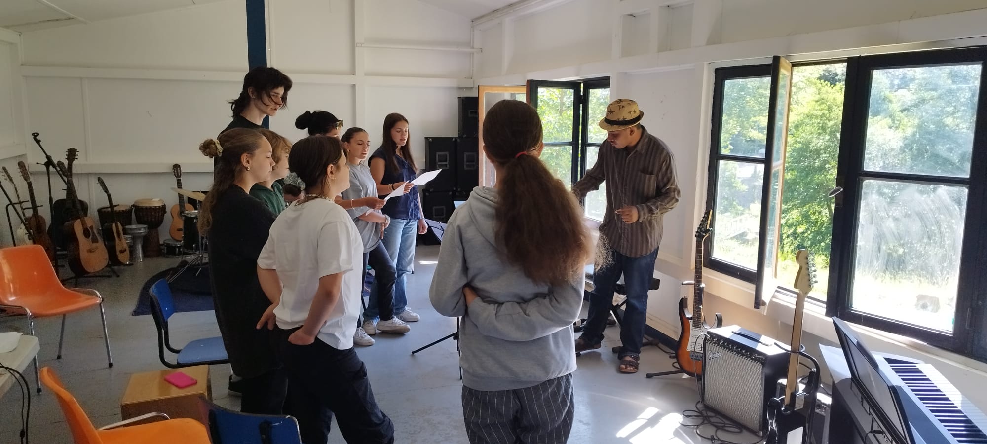 Groupe d'apprentis batteurs s'exerçant sur leur instrument en colo gocolo