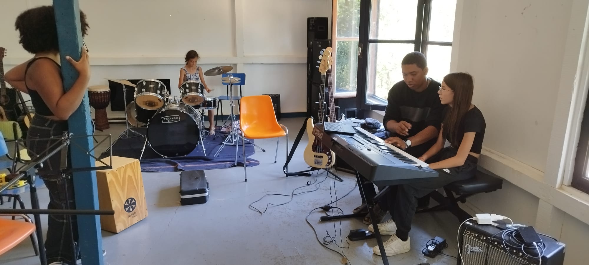 Atelier formation de groupe musical pour enfants durant un camp créatif