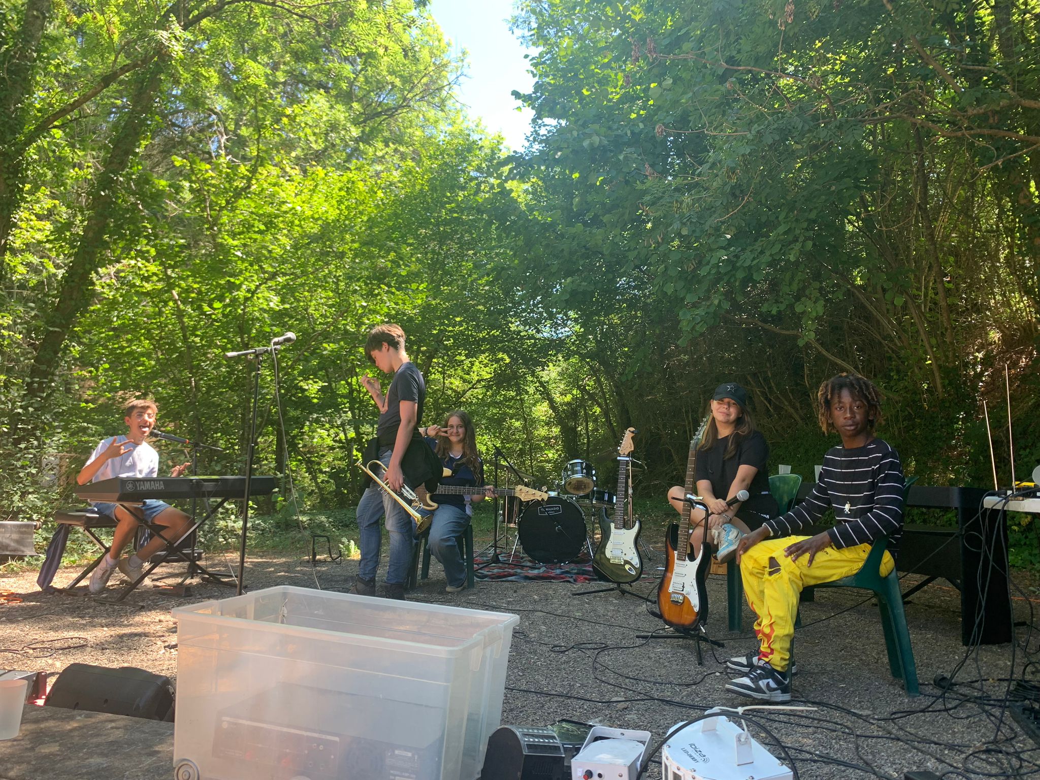 Jeunes participants jouant de la basse en stage musique gocolo