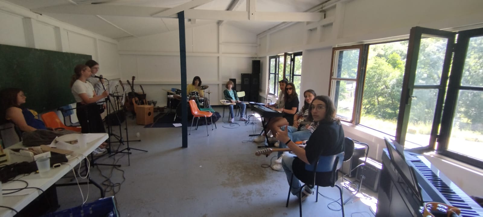 Atelier guitare acoustique pour enfants durant un stage créatif