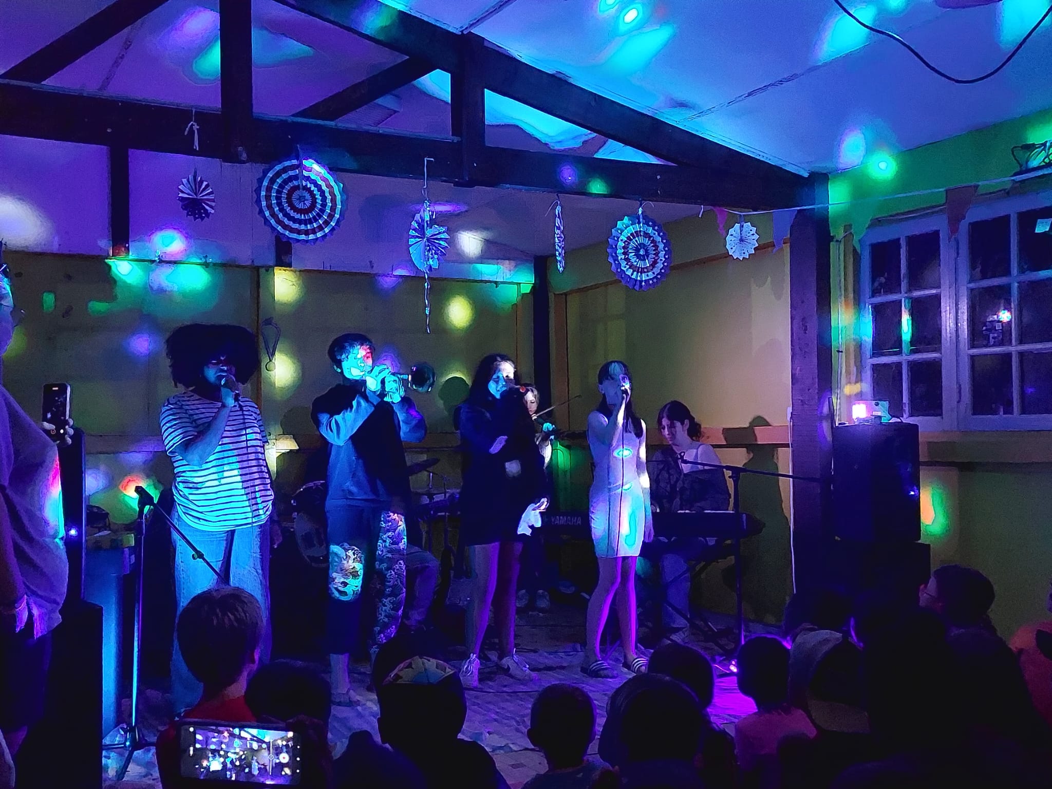 Groupe d'apprentis musiciens travaillant leur synchronisation en stage gocolo