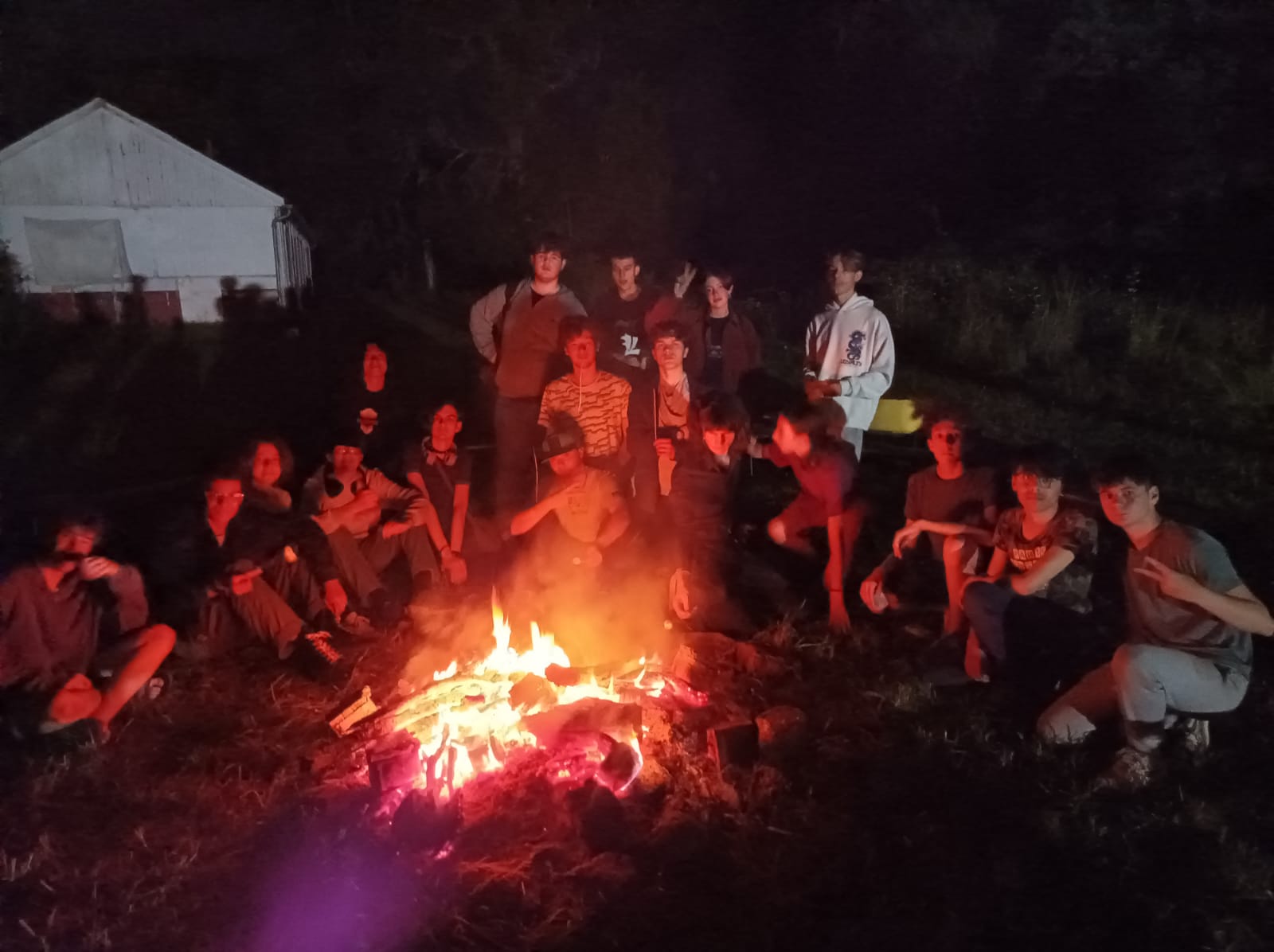 Jeunes de 6 à 12 ans choisissant leurs activités en colo multi-activités