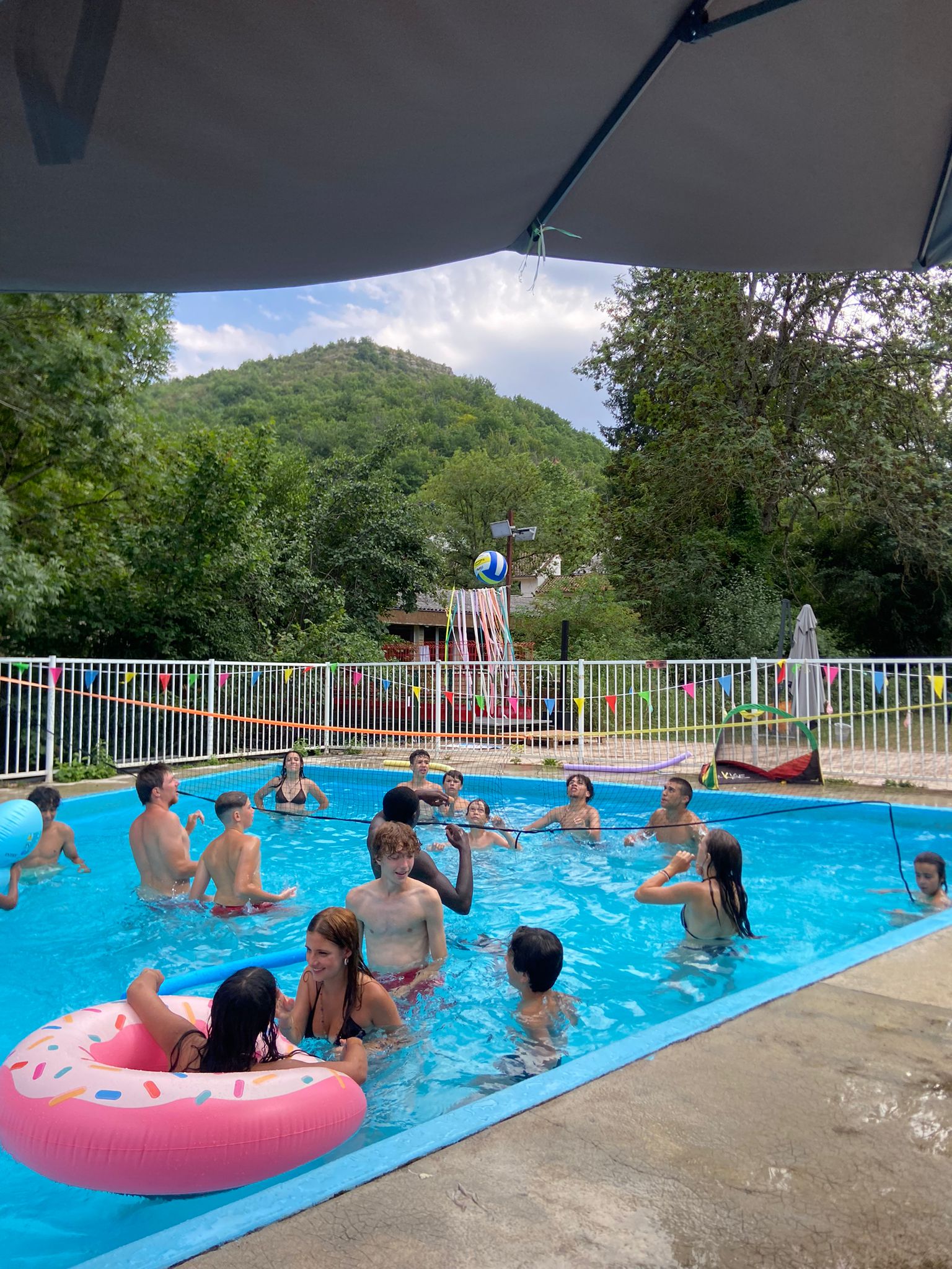Groupe d'enfants lors d'une chasse au trésor au domaine de Fohet en Auvergne