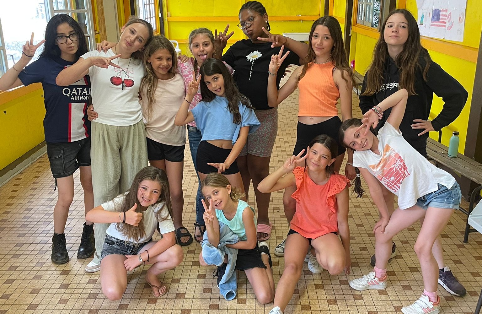 Jeunes participants jouant à l'ultimate en séjour multi-activités