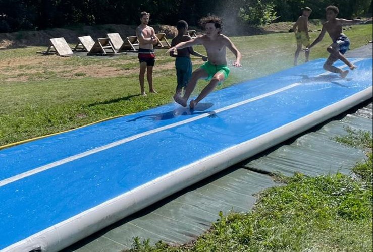 Enfants profitant de la piscine chauffée au domaine de Moulibez en Aveyron