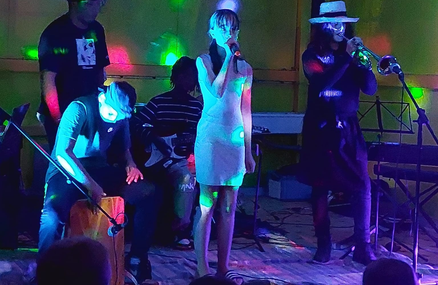 Groupe d'enfants autour d'un feu de camp grillant des guimauves en colo gocolo