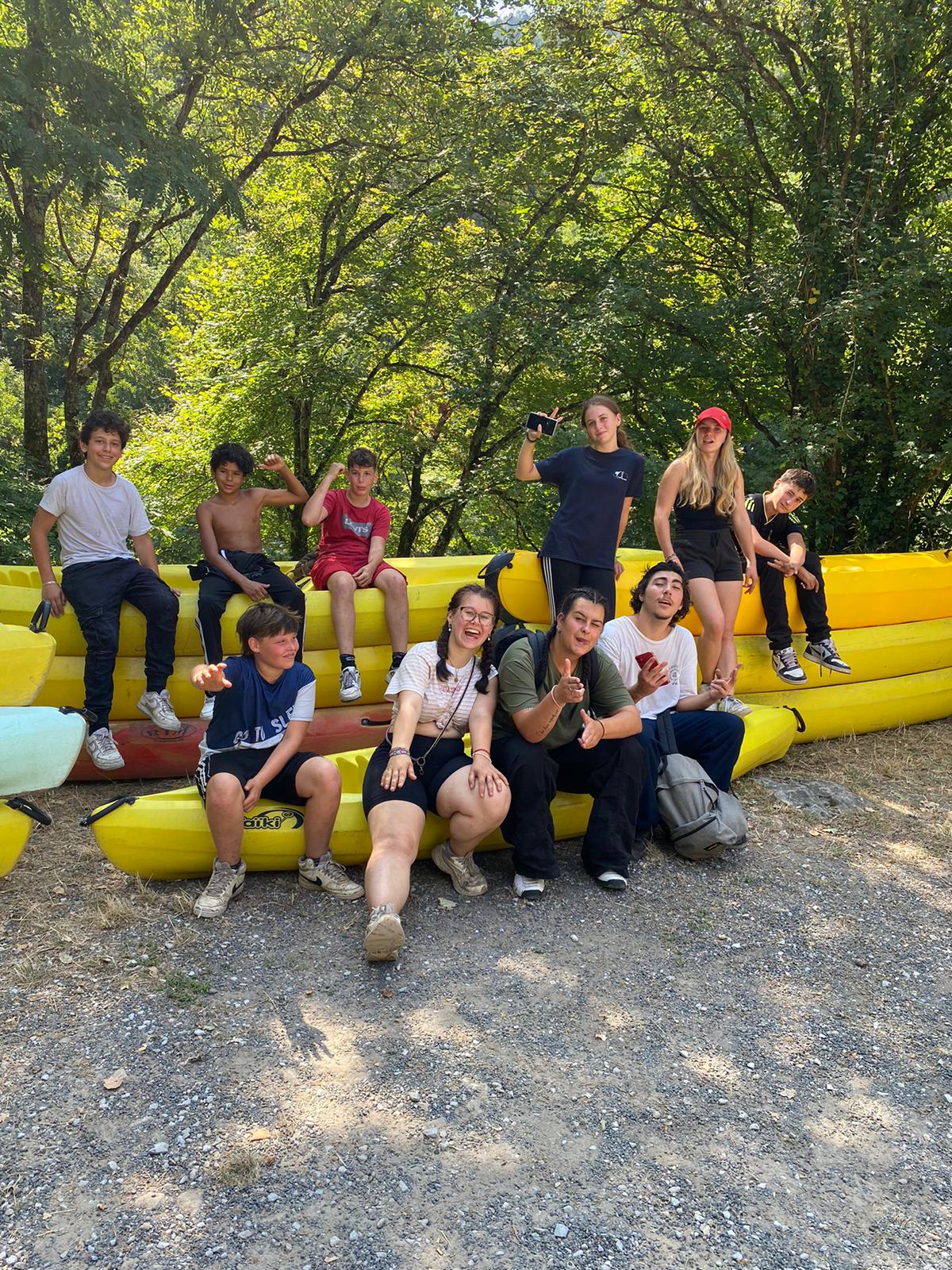 Jeunes de 13 à 17 ans choisissant leurs activités en colo ados