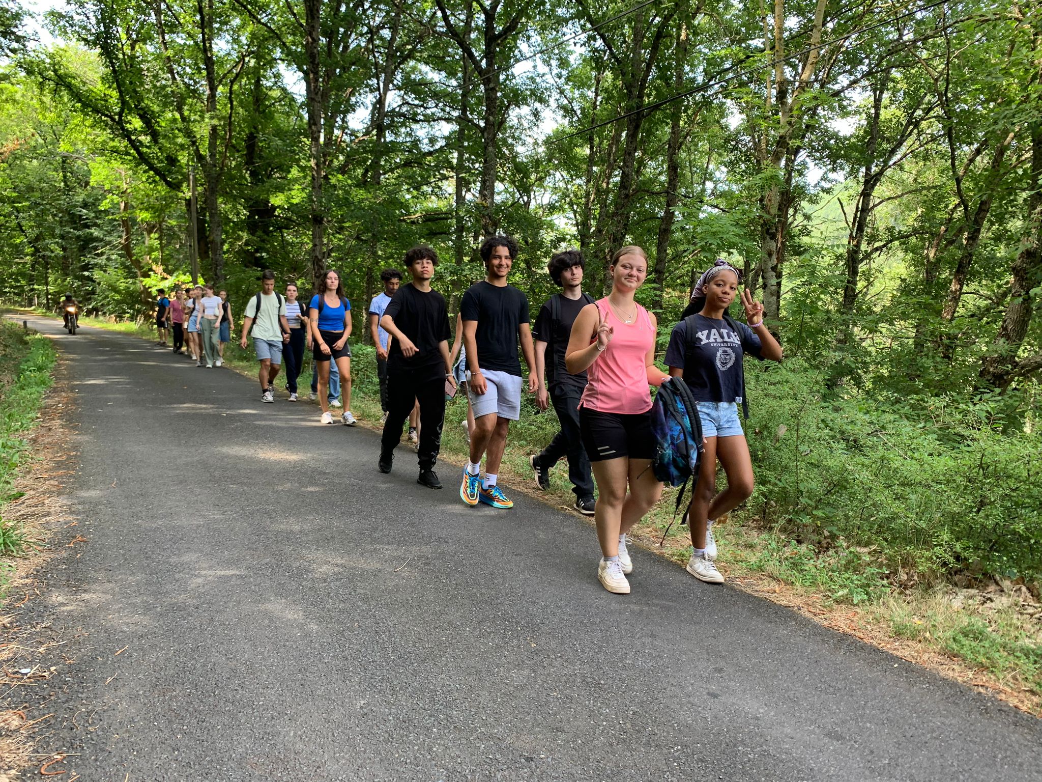 Groupe d'ados lors d'une randonnée au domaine de Fohet en Auvergne
