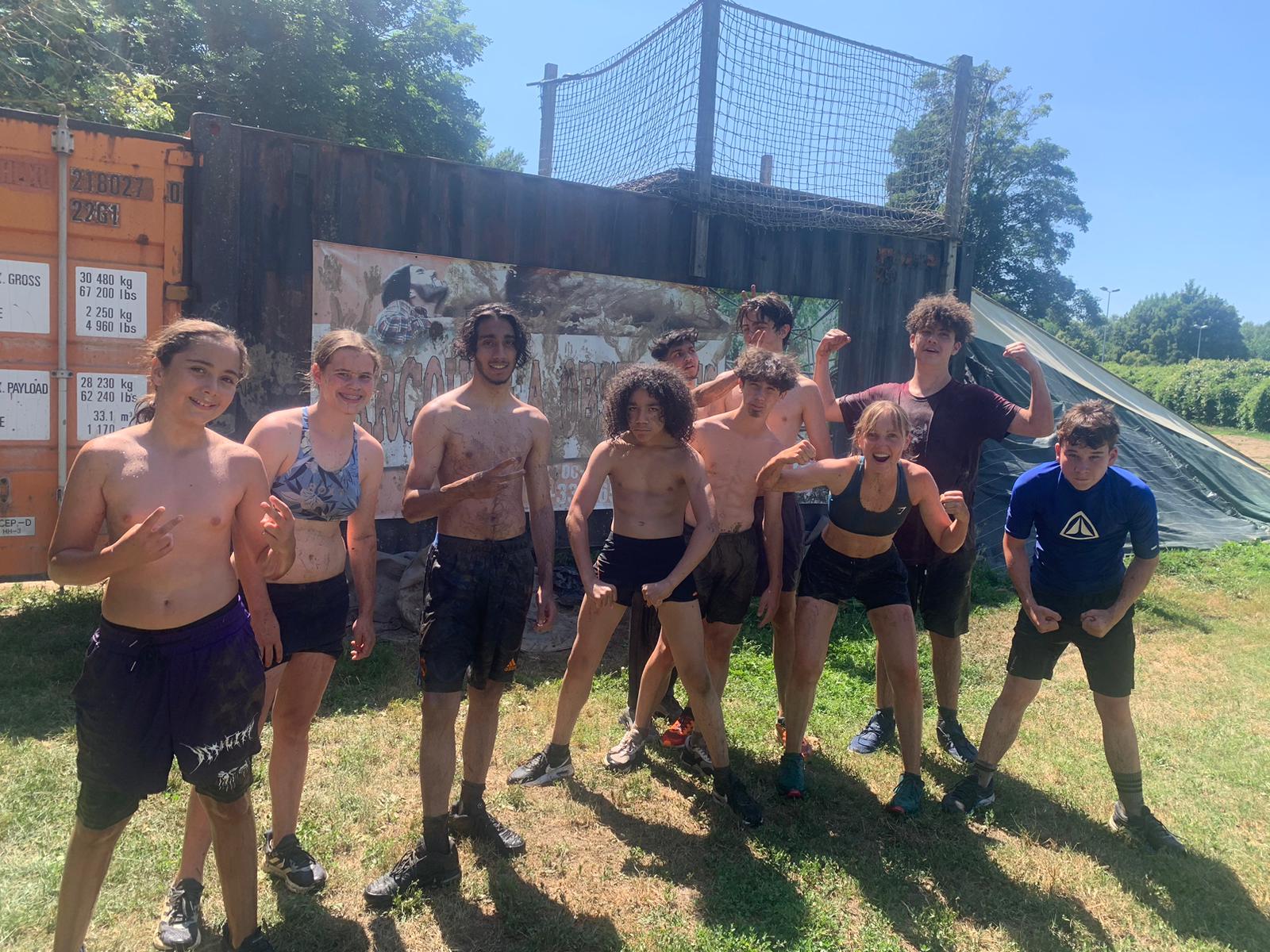 Jeunes participants autour d'un feu de camp en séjour ados