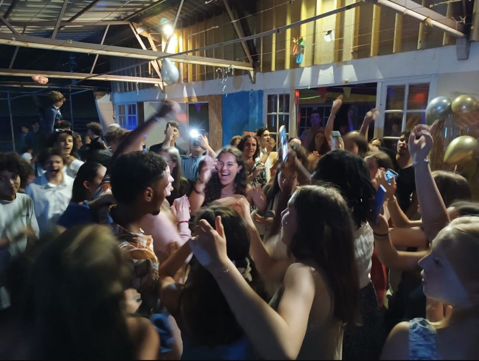 Adolescents profitant d'une pool party au domaine de Moulibez en Aveyron