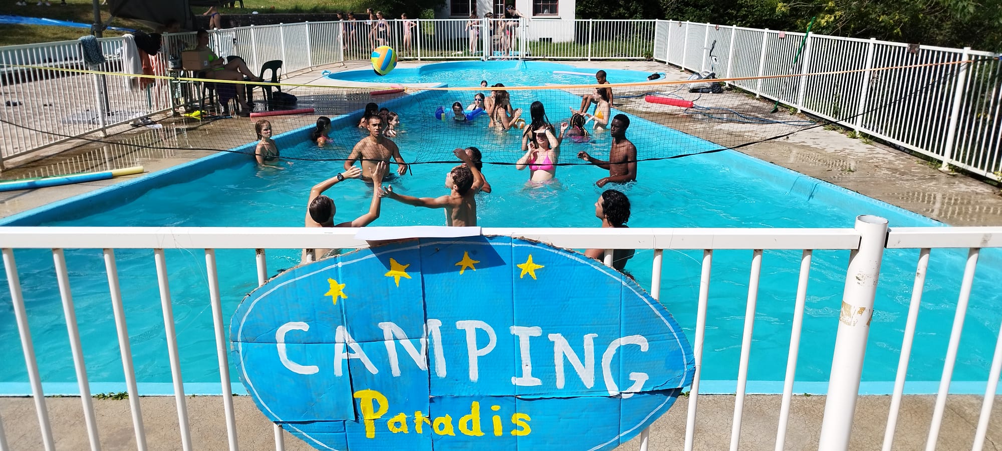 Groupe d'ados jouant au loup garou lors d'une veillée en colo gocolo