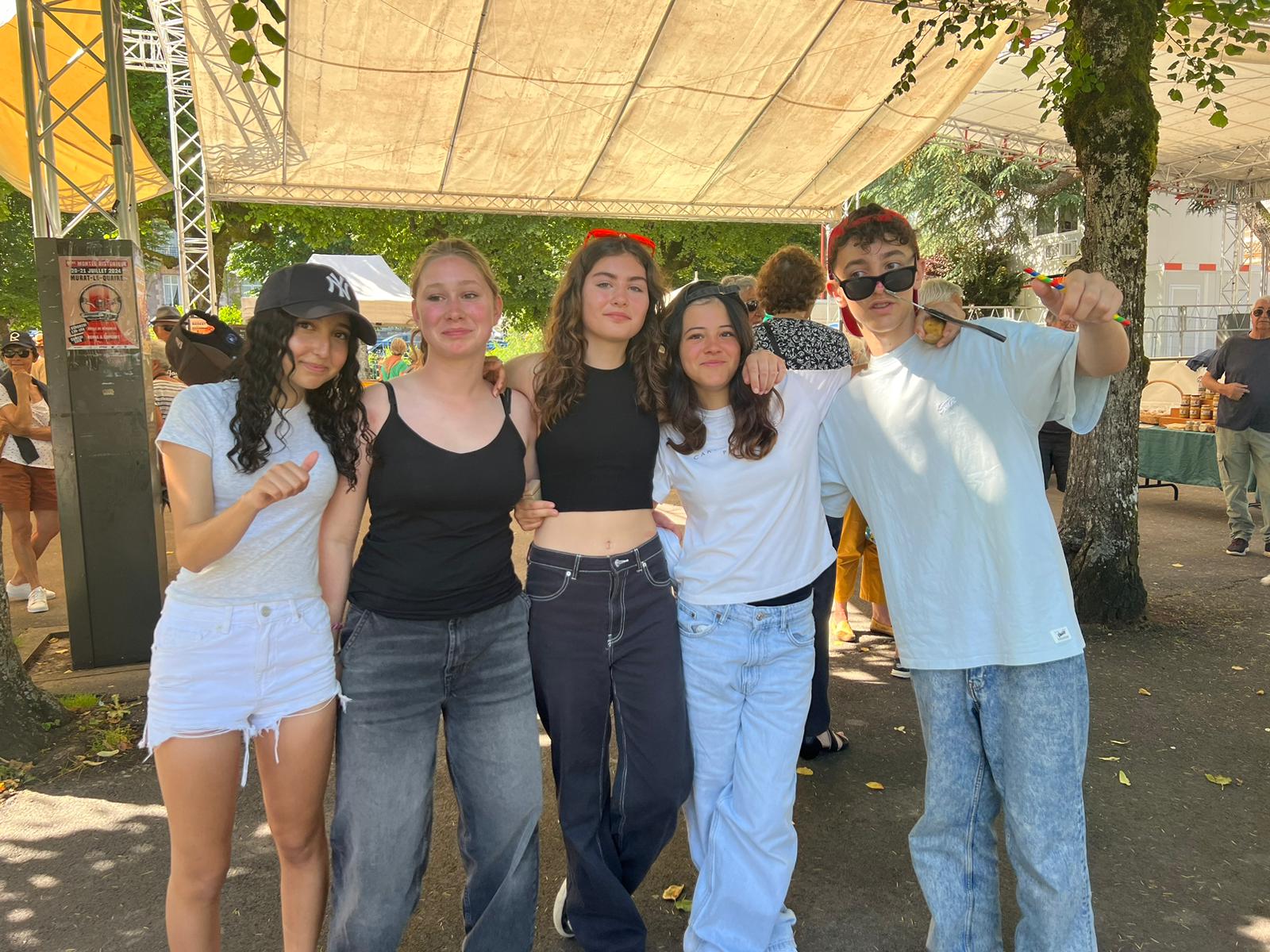 Adolescents organisant leur programme d'activités en stage à la carte gocolo