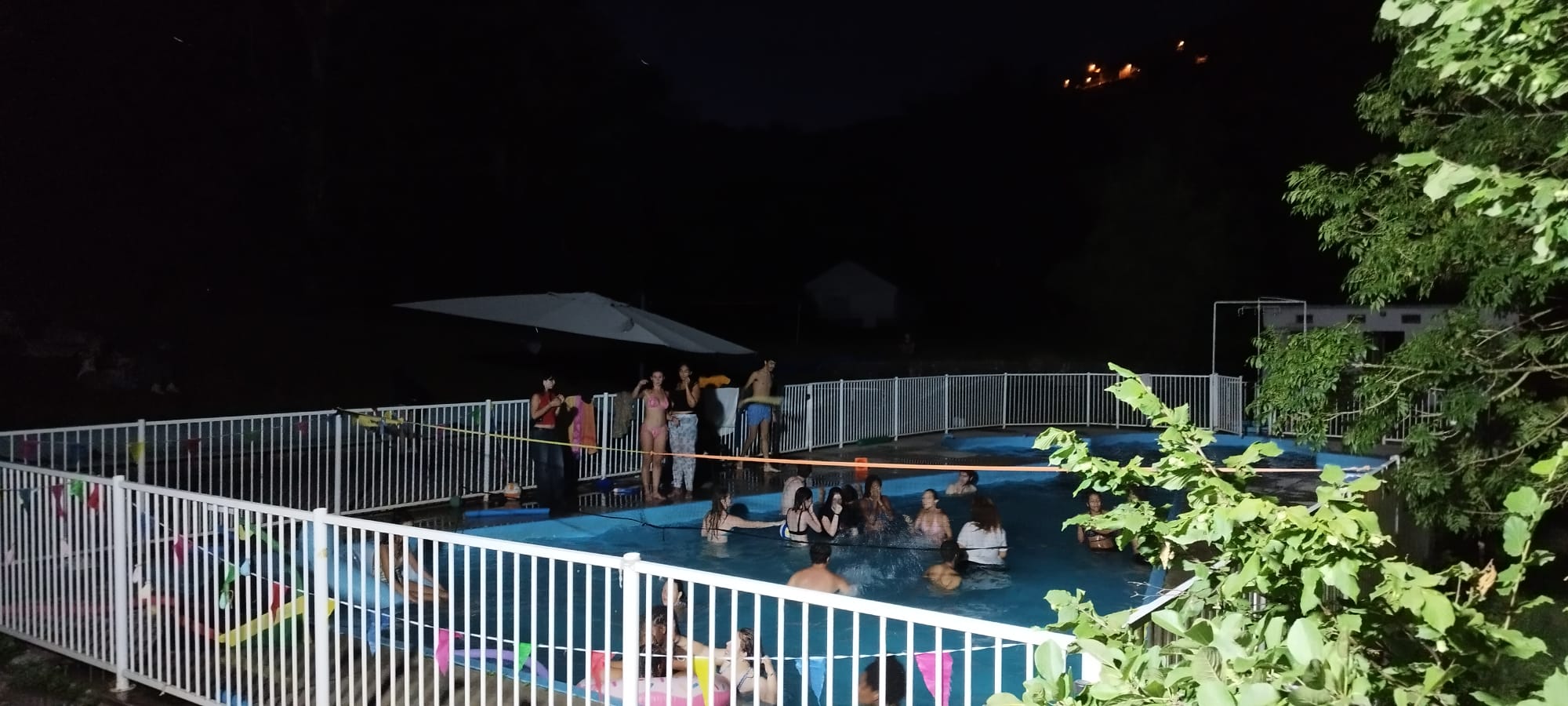 Jeunes participant à une soirée casino en colo multiactivités ados