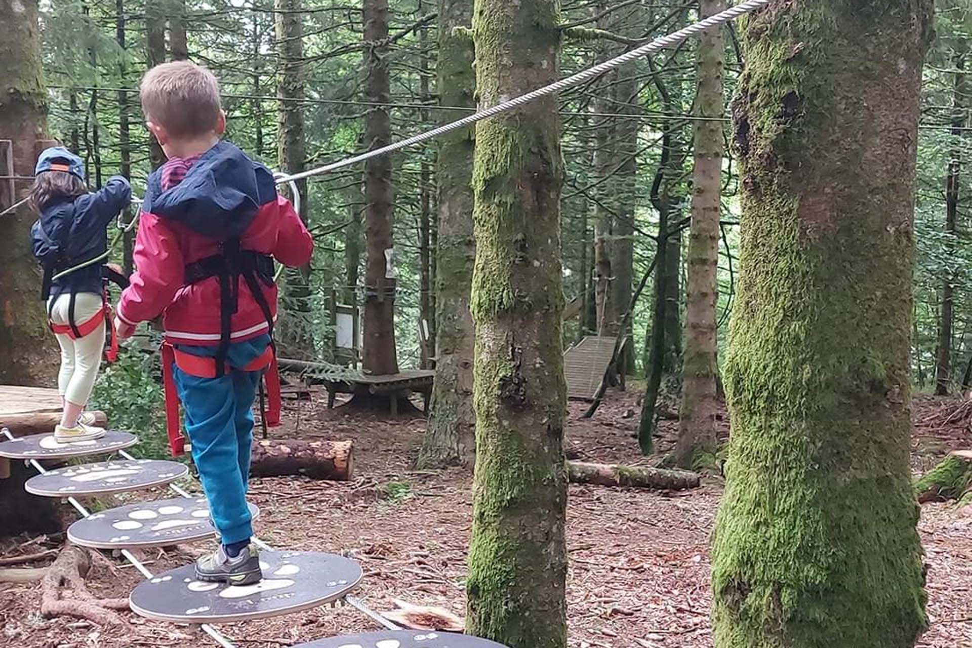 Enfants résolvant des énigmes en escape game durant une colo aventure gocolo