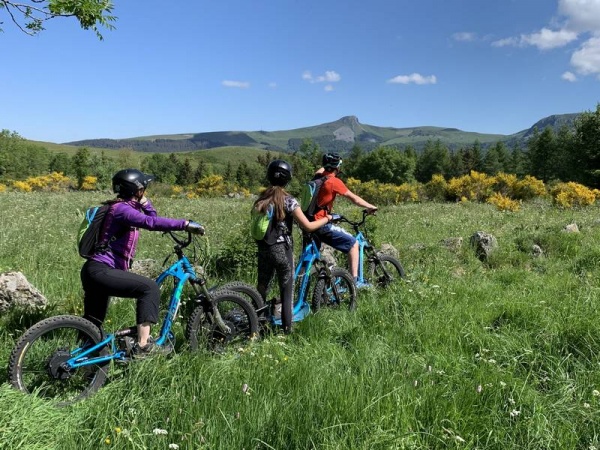 Jeunes de 6 à 12 ans sur les toboggans aquatiques en séjour multi-aventure