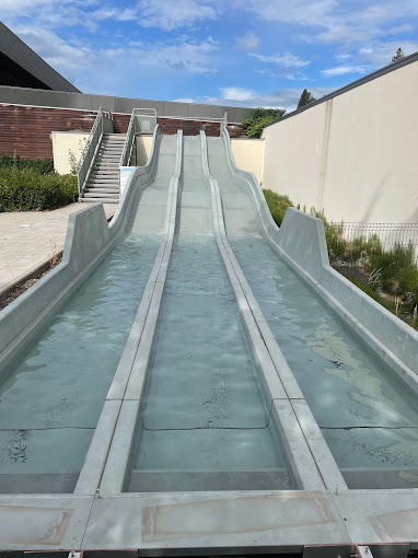 Adolescents franchissant des tyroliennes en accrobranche au Mont-Dore