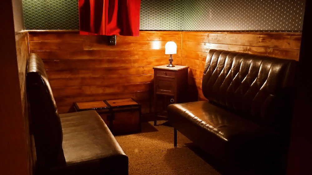 Adolescents s'initiant à la trottinette électrique lors d'un stage évasion