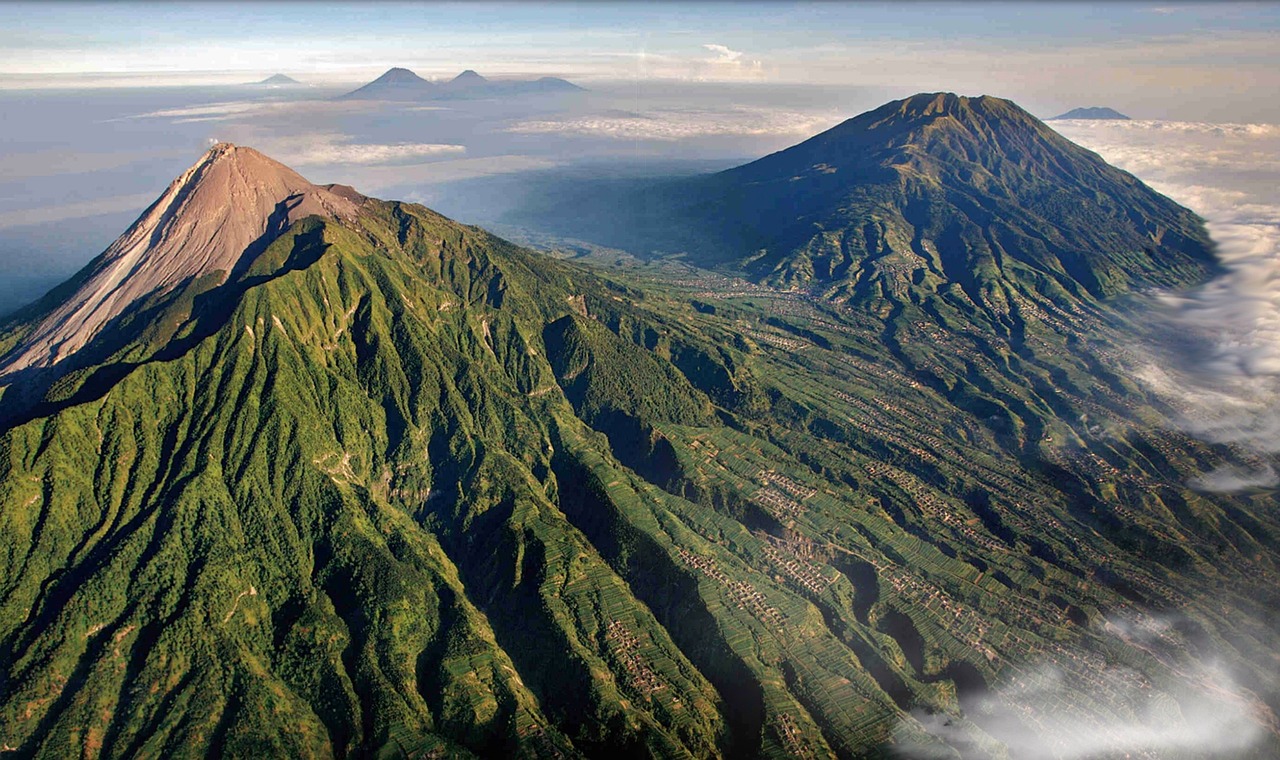 Jeunes participants explorant un site volcanique en séjour gocolo