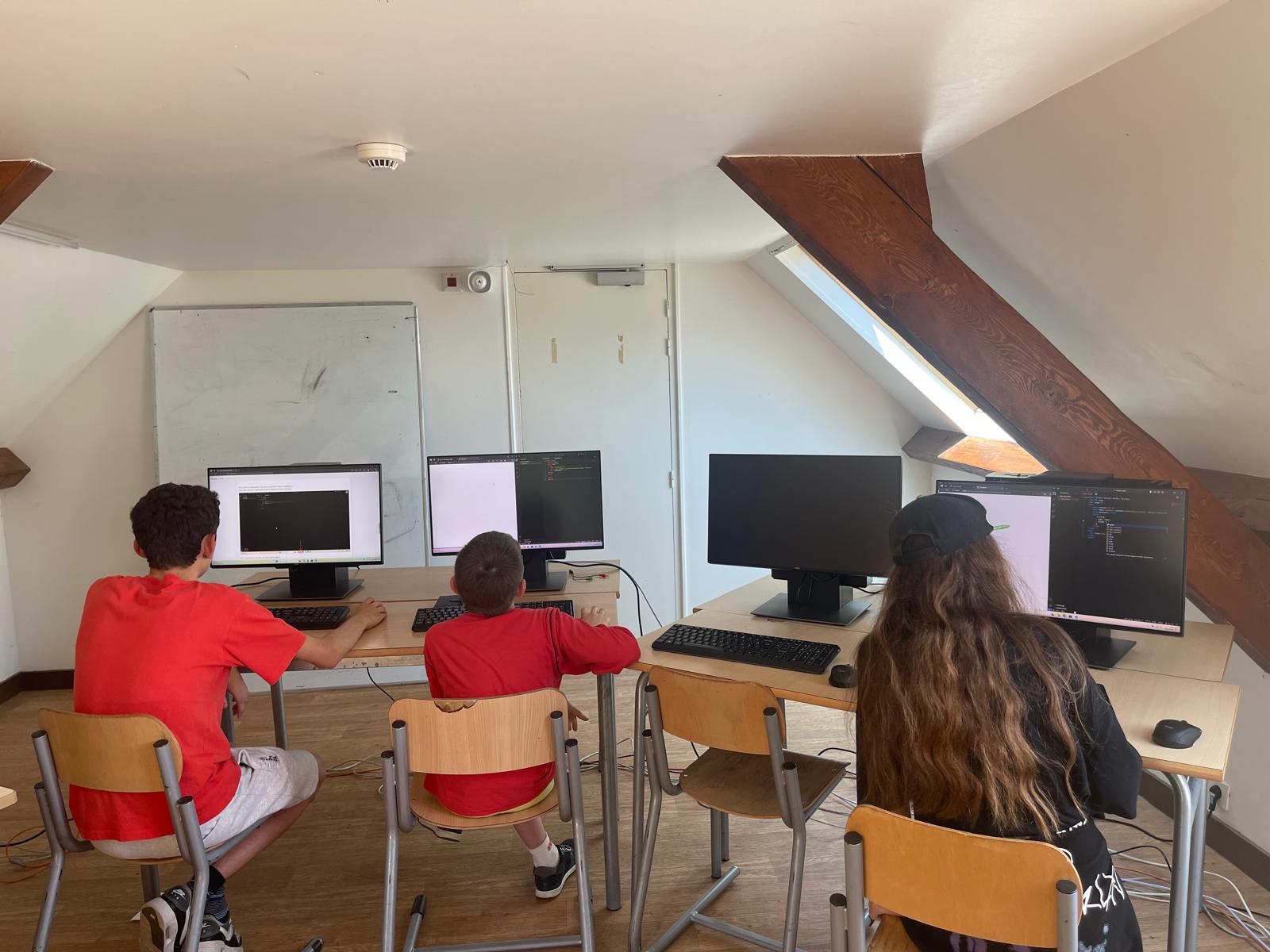 Jeunes développeurs créant leur premier site web en stage programmation