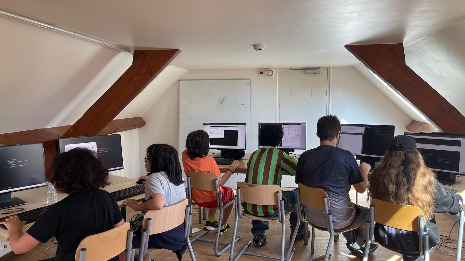 Groupe d'enfants programmant un jeu vidéo lors d'une colo informatique gocolo