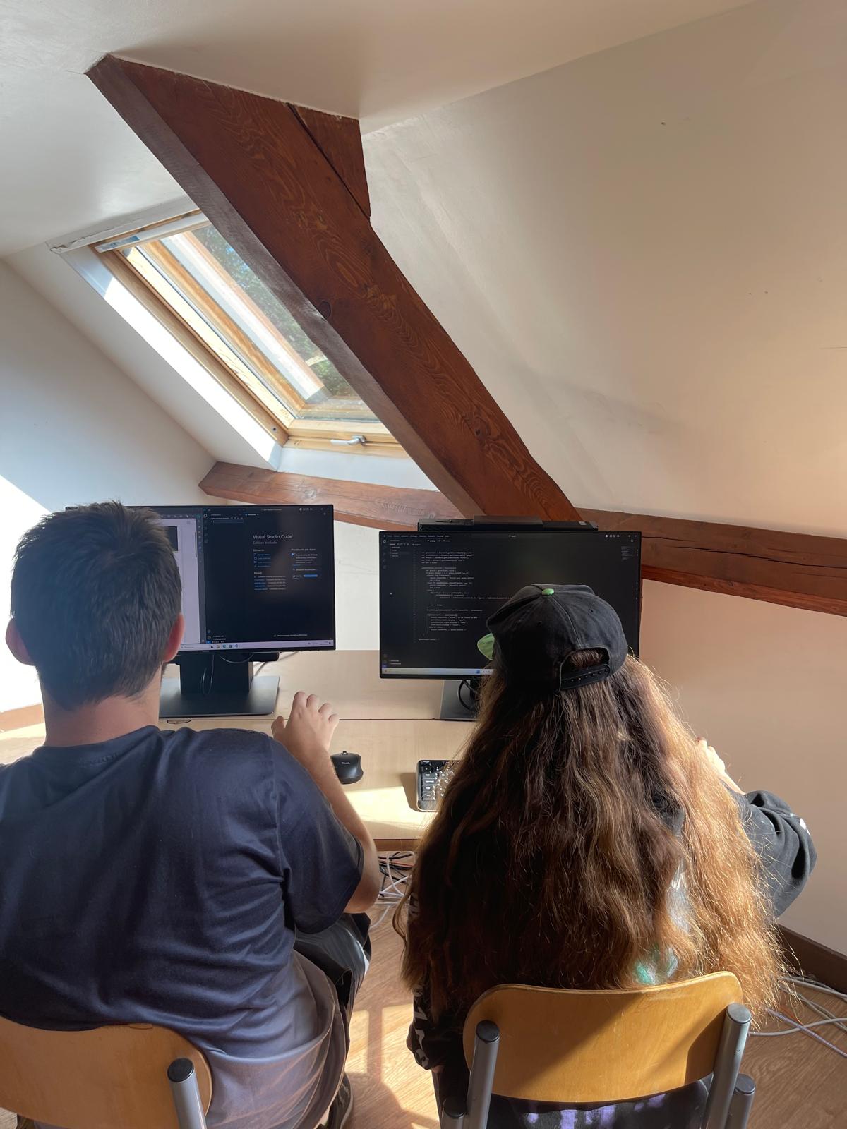 Jeunes participants découvrant le langage de programmation en séjour gocolo