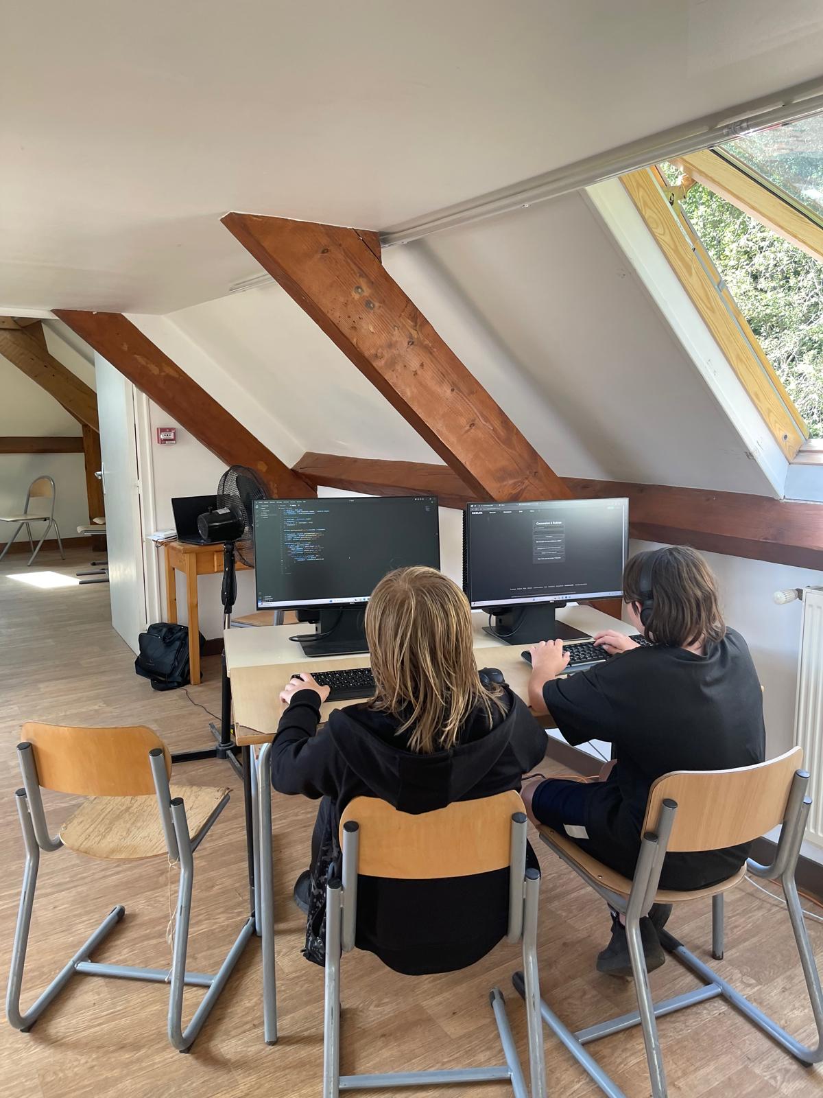 Groupe d'apprentis développeurs codant ensemble en colo gocolo