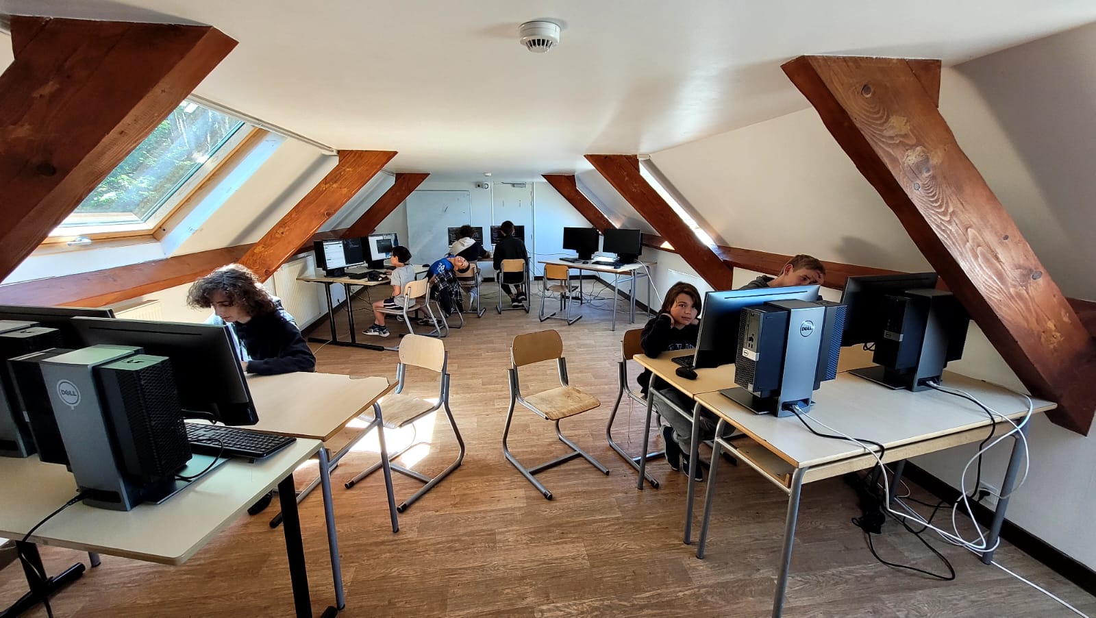 Jeunes programmeurs testant leur application en stage coding gocolo