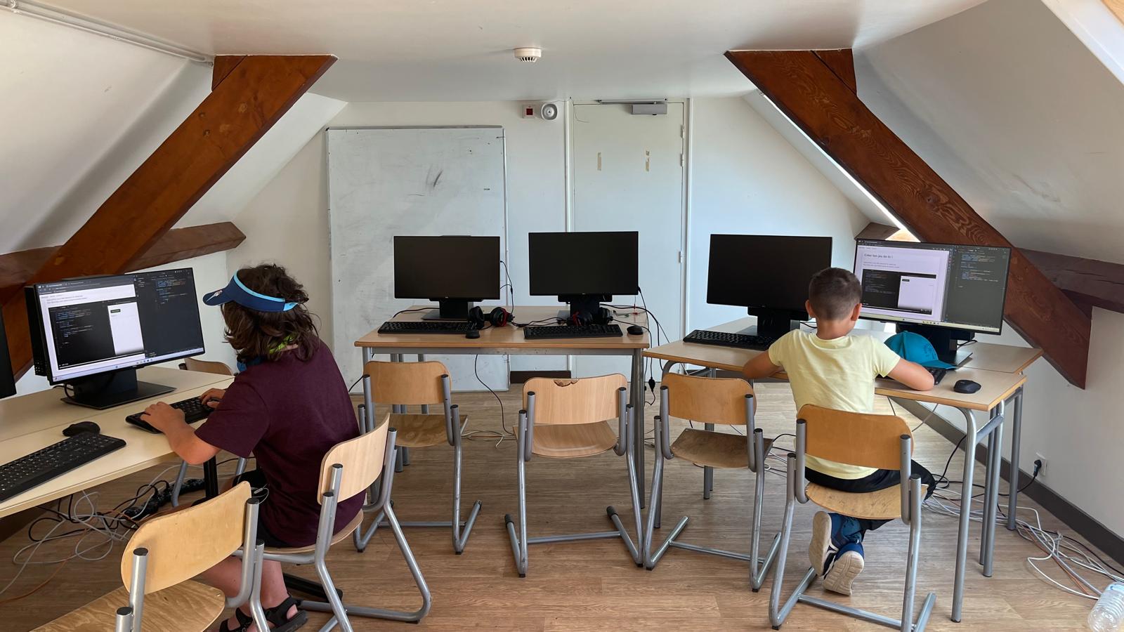 Enfants s'initiant au développement web lors d'un camp informatique