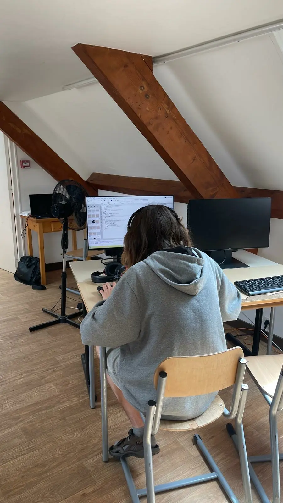Jeunes participants développant une application durant un stage gocolo
