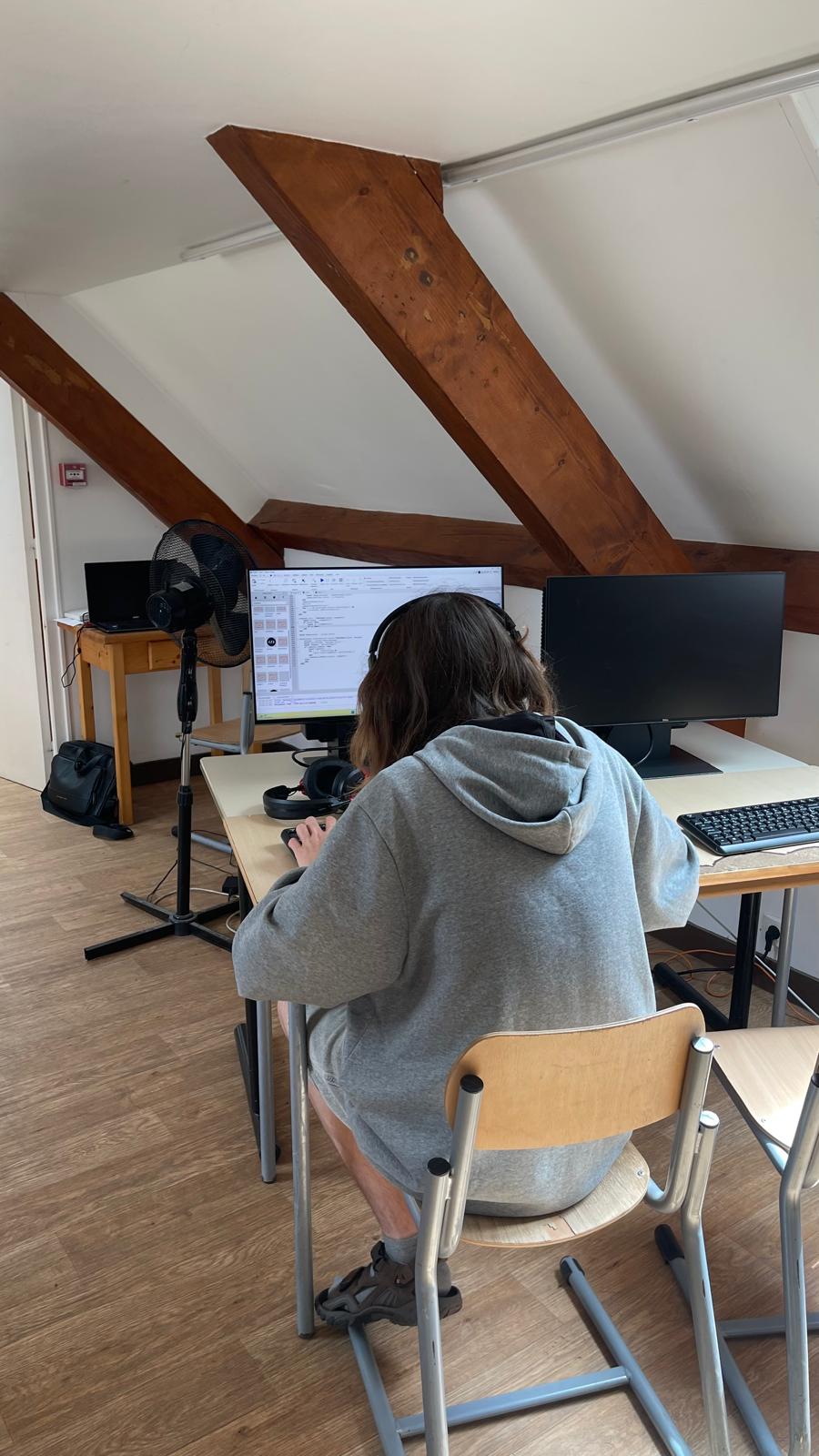 Jeunes participants développant une application durant un stage gocolo