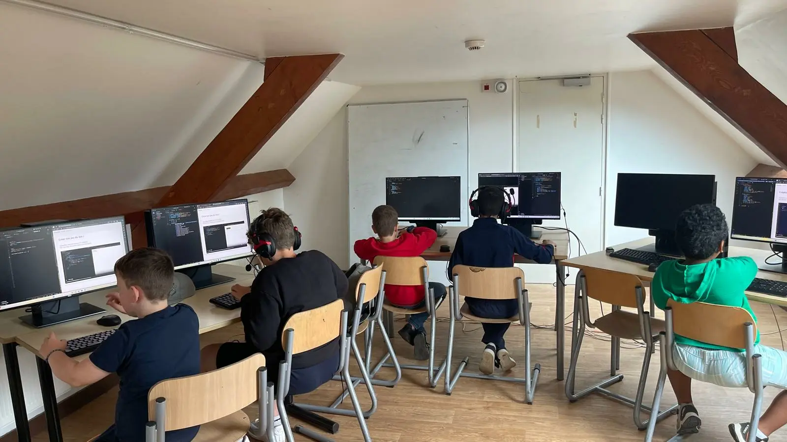 Enfants apprenant les bases du code informatique en colo créative