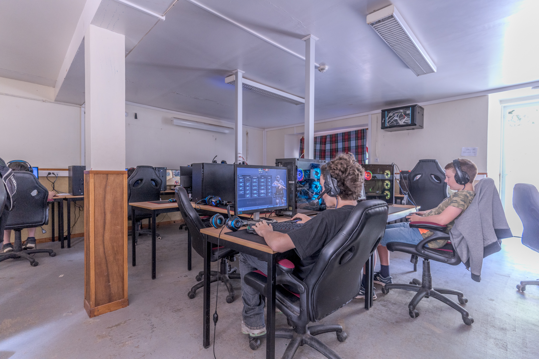 Jeunes gamers s'entraînant en équipe lors d'un stage jeux vidéo compétitifs