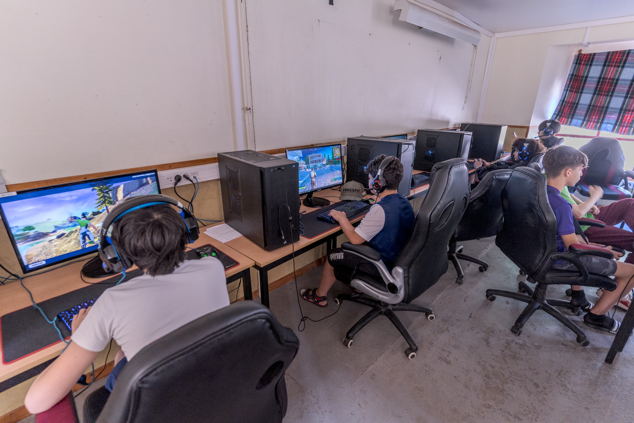 Atelier stratégie de jeux vidéo pour enfants durant un camp e-sport