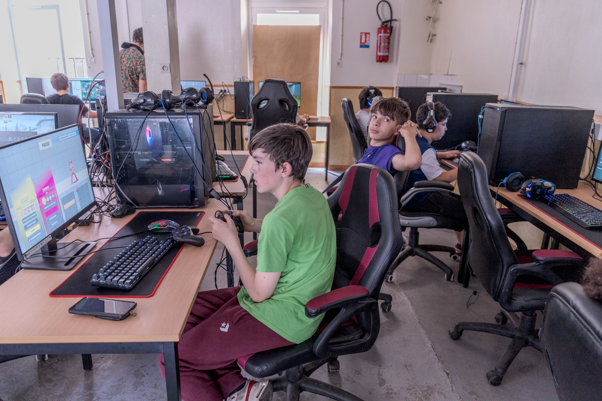 Jeunes participants formant leur équipe e-sport en séjour gocolo