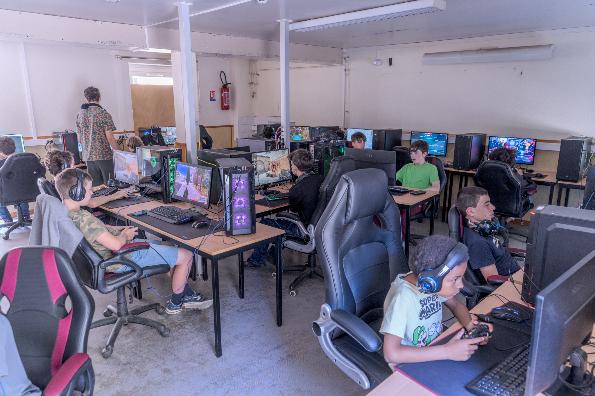 Enfants découvrant l'univers du gaming compétitif lors d'un stage e-sport