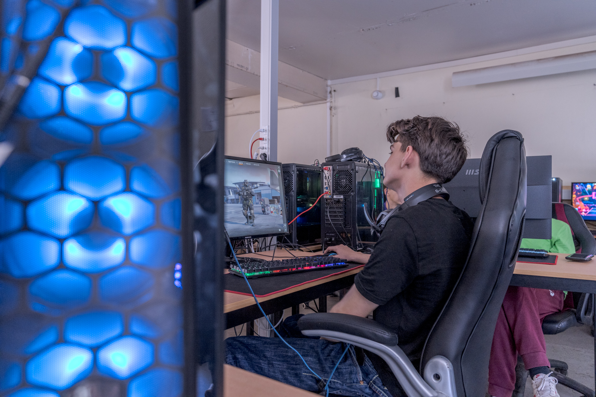 Groupe de jeunes joueurs concentrés durant un tournoi en colo gocolo