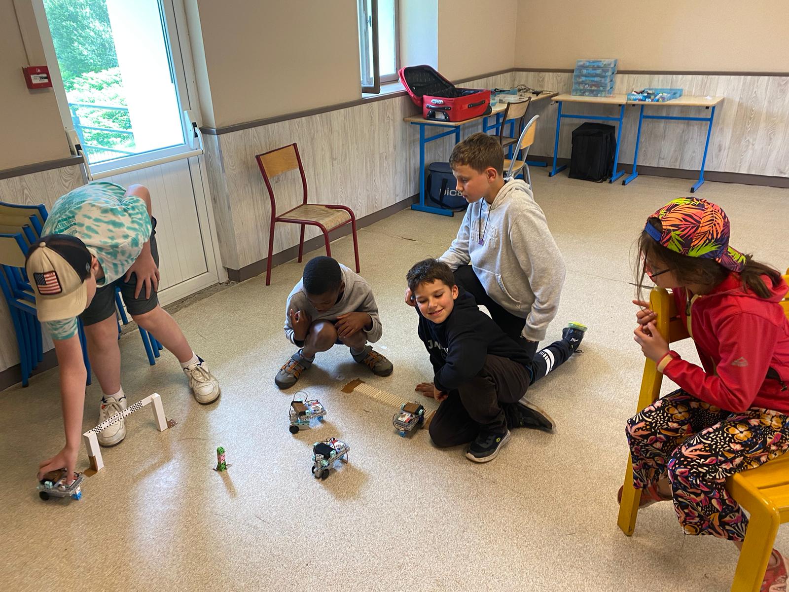 Jeunes créateurs assemblant des pièces robotiques lors d'un stage technologique