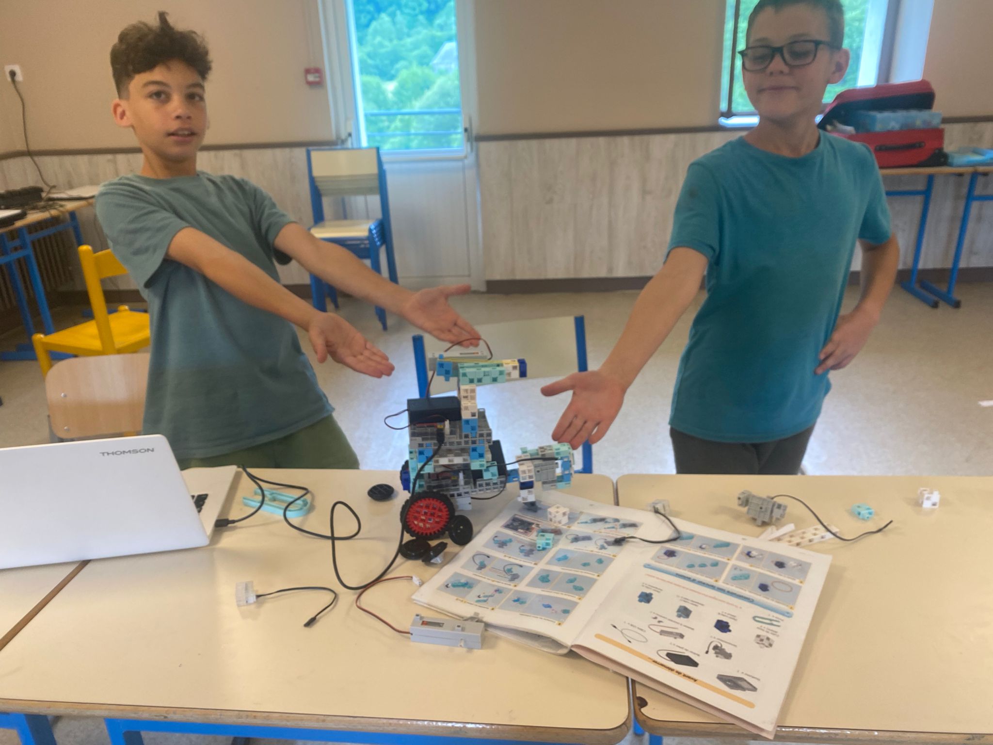 Atelier construction et électronique pour enfants durant un camp robotique