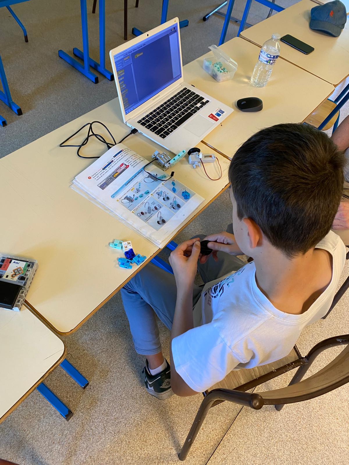 Jeunes participants testant leur robot en séjour gocolo