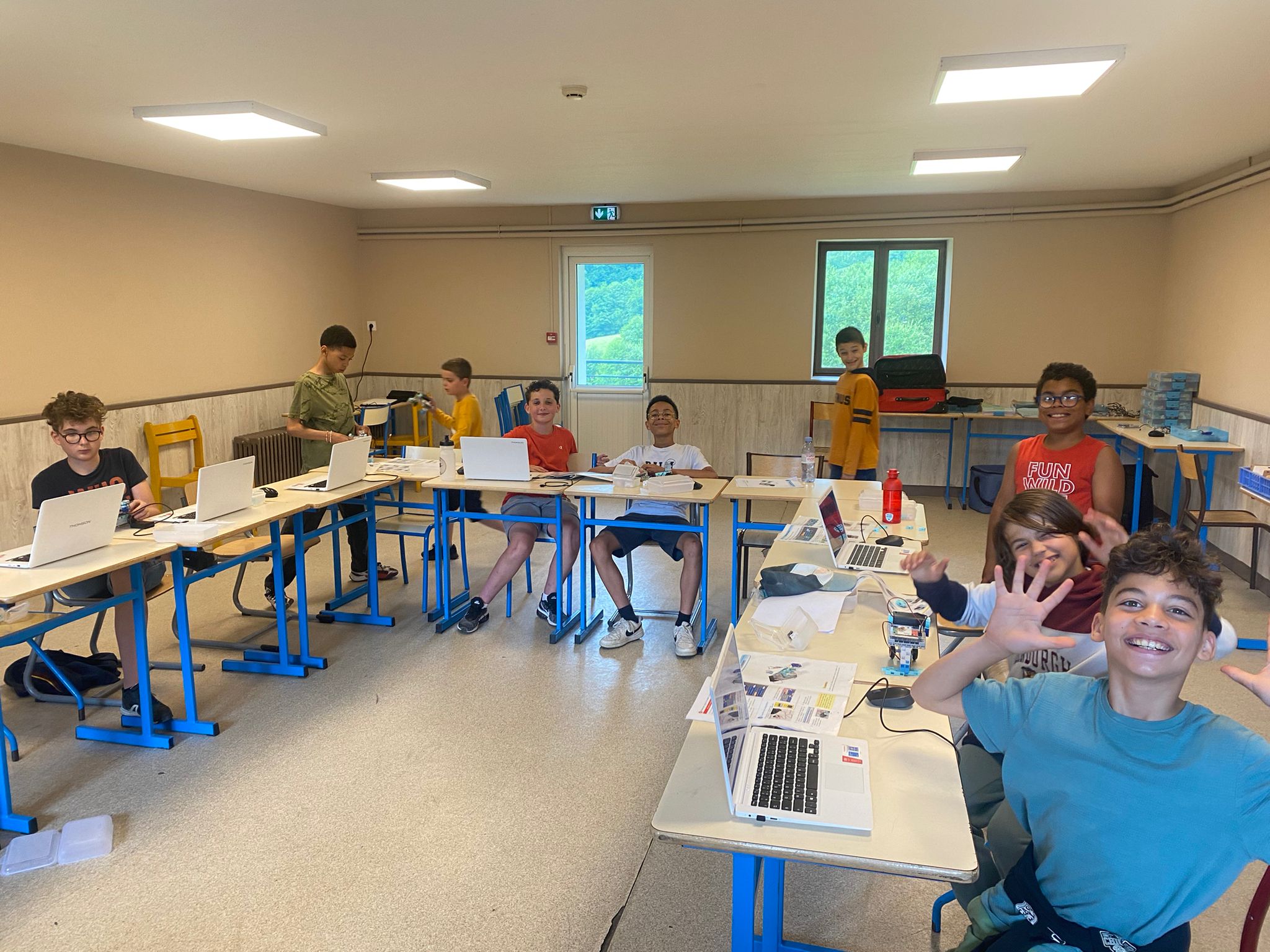 Atelier programmation de robots pour enfants durant un séjour robotique