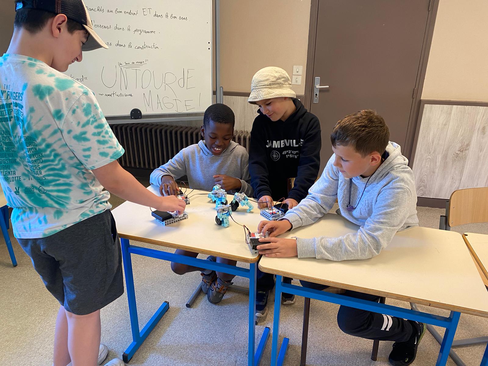 Jeunes créateurs faisant fonctionner leur robot en stage gocolo