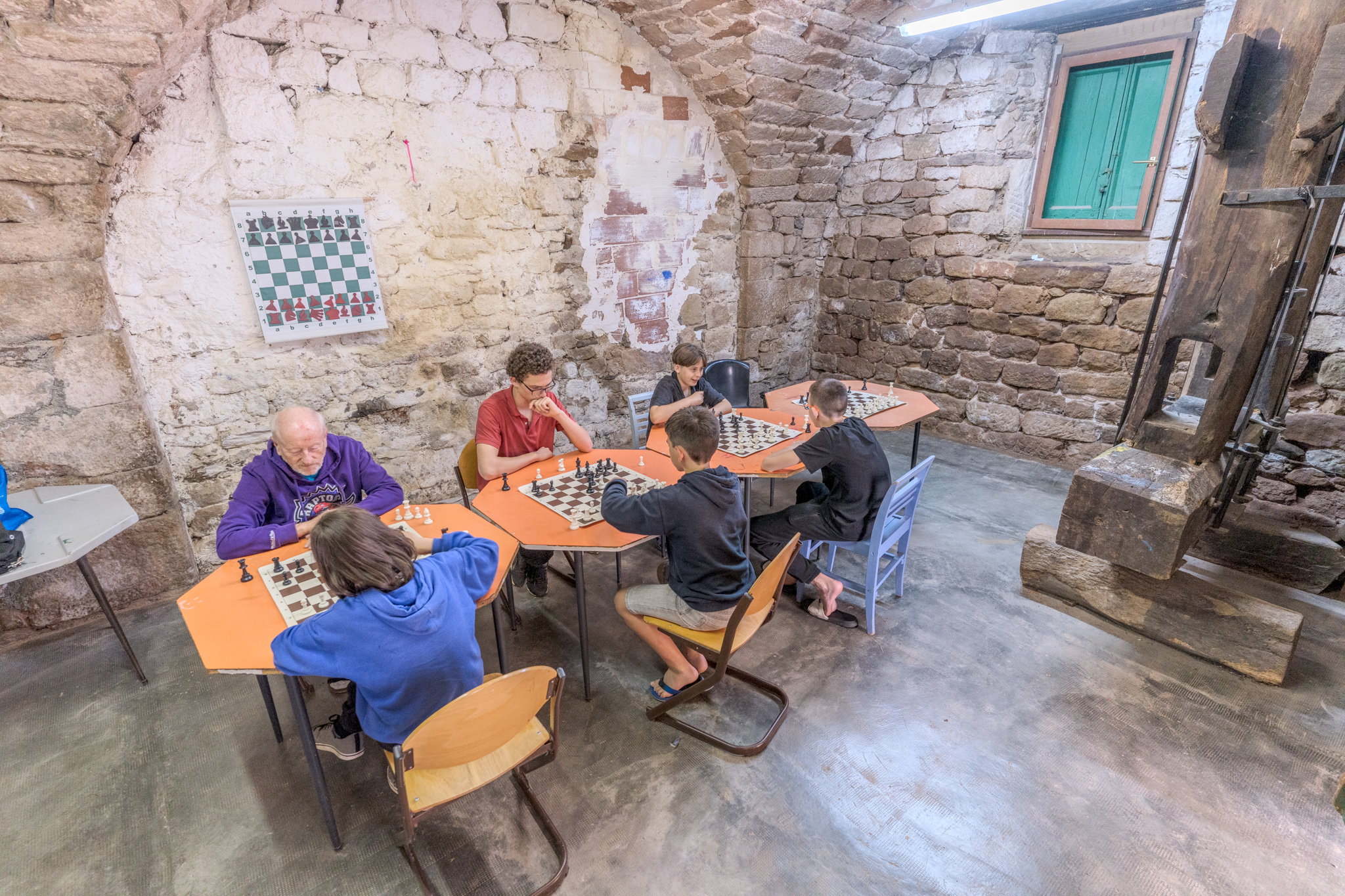 Groupe d'enfants participant à un tournoi d'échecs en colo gocolo