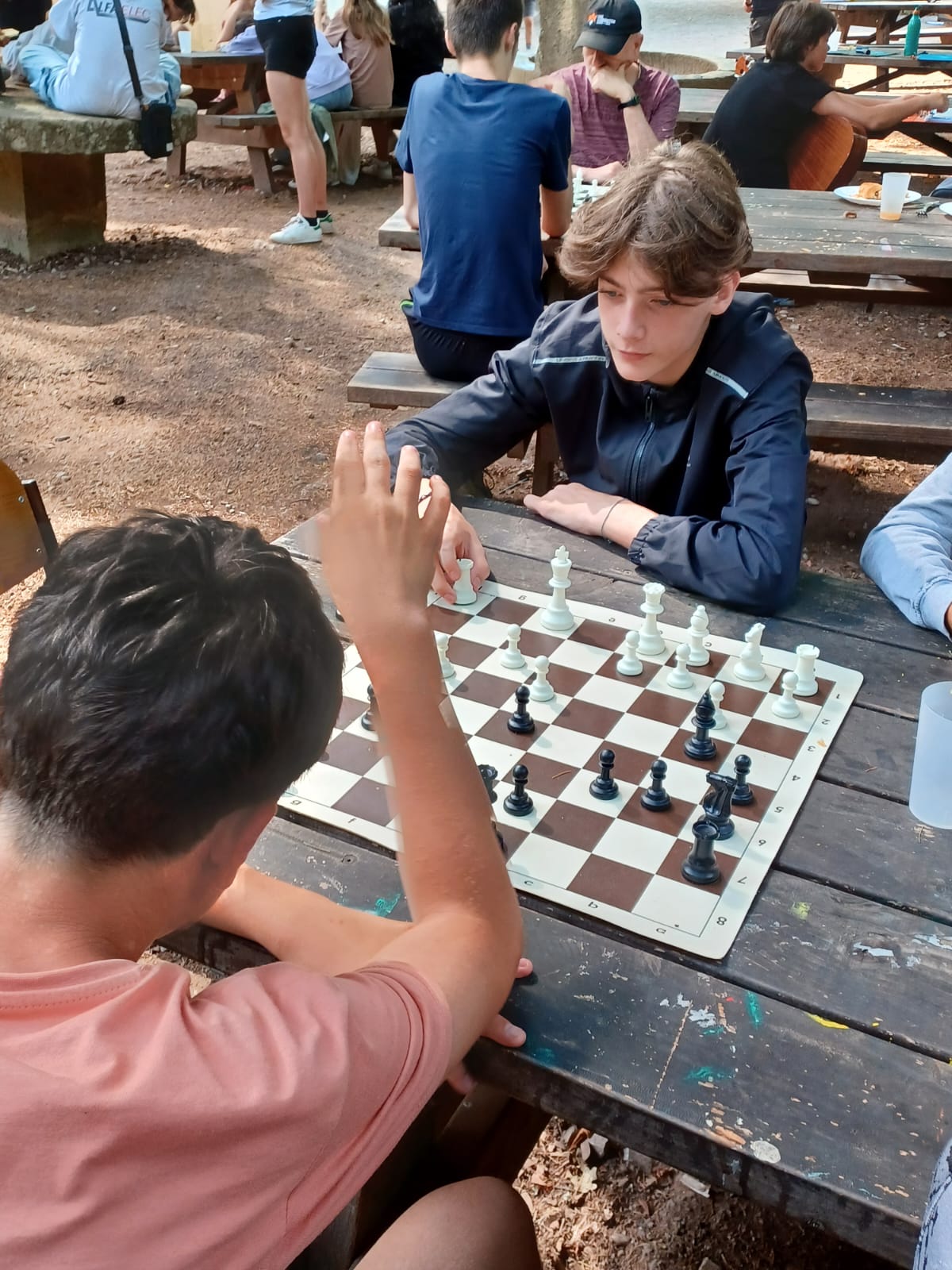 Jeunes participants analysant leurs parties d'échecs en séjour gocolo
