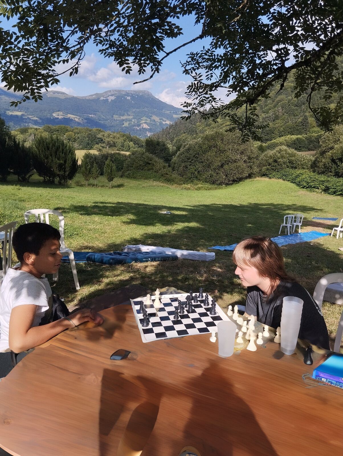 Groupe d'apprentis joueurs s'affrontant aux échecs en colo gocolo